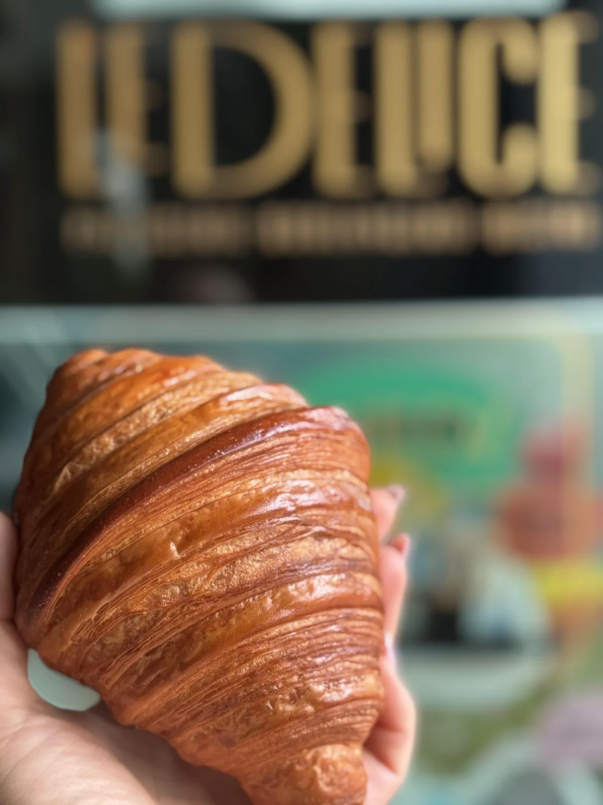 Świeży croissant w bistro Le Délice